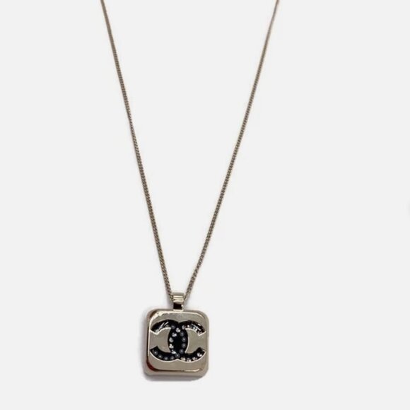 Authentic CHANEL cc logo square pendant necklace with pearl and crystals NEW - Picture 3 of 8